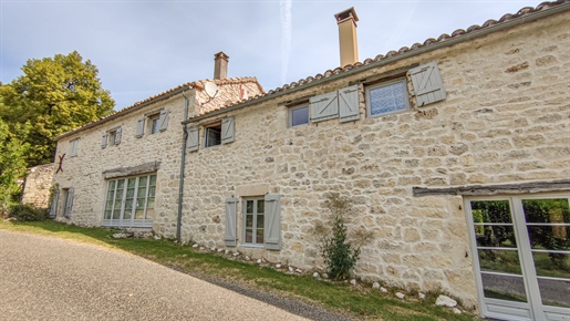 Bel ensemble de 2 maisons de village en pierre avec une piscine et un joli terrain de 2536 m2