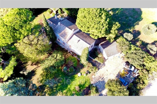 Provençaals huis met groot bebost terrein met zwembad. In het hart van de