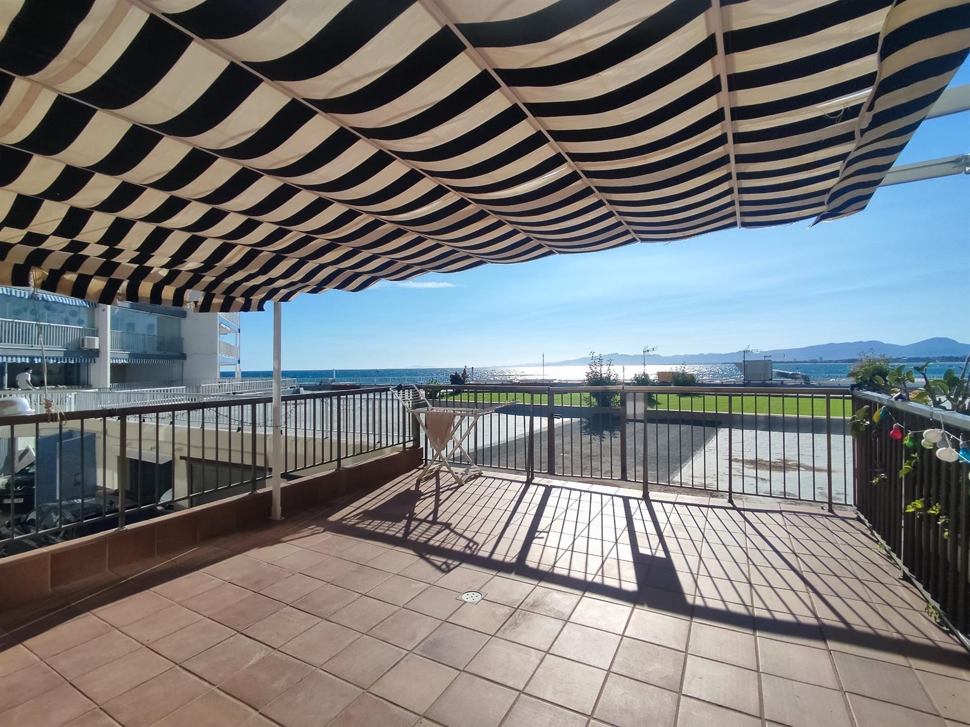 Great apartment in front of the sea 