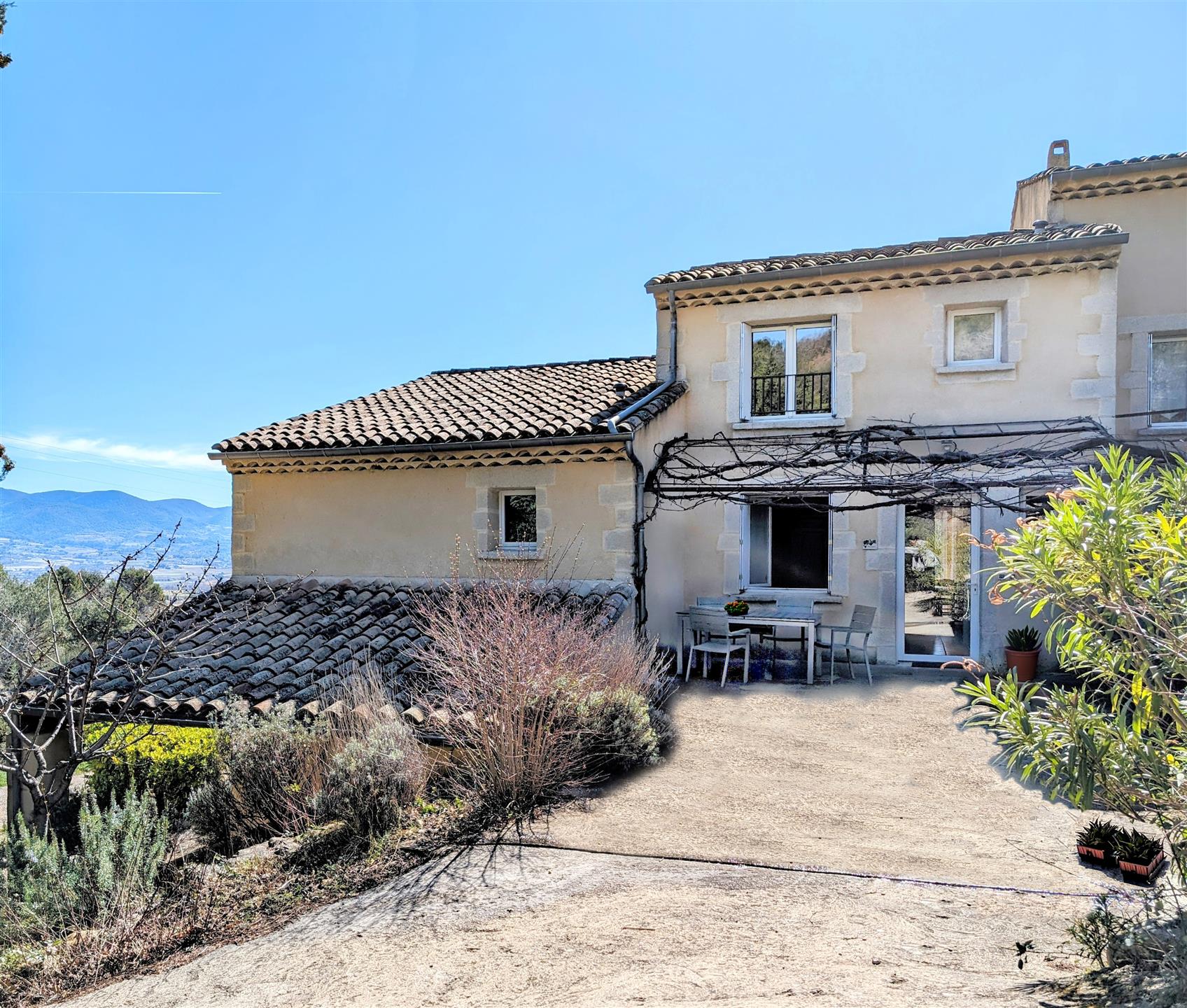 Set of 3 houses with sublime views, 2 swimming pools, outbuildings and spring. Close to a Provencal 