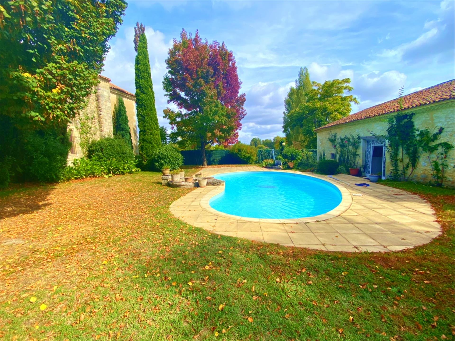 An elegant & spacious home full of character with pool and converted barn minutes from Eymet