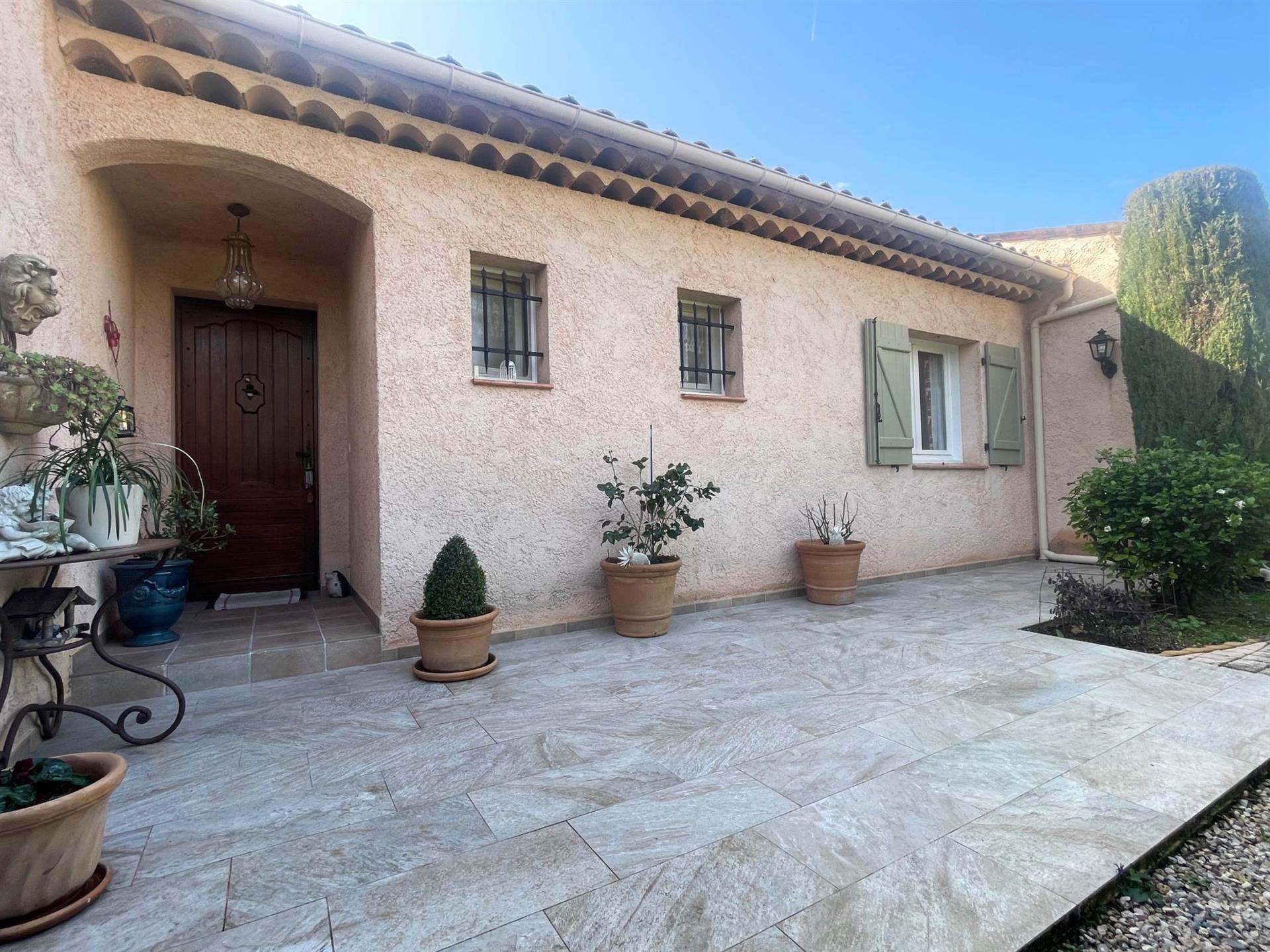 Pretty traditional villa with 3-4 bedrooms, swimming pool, garage, in a quiet location close to the 