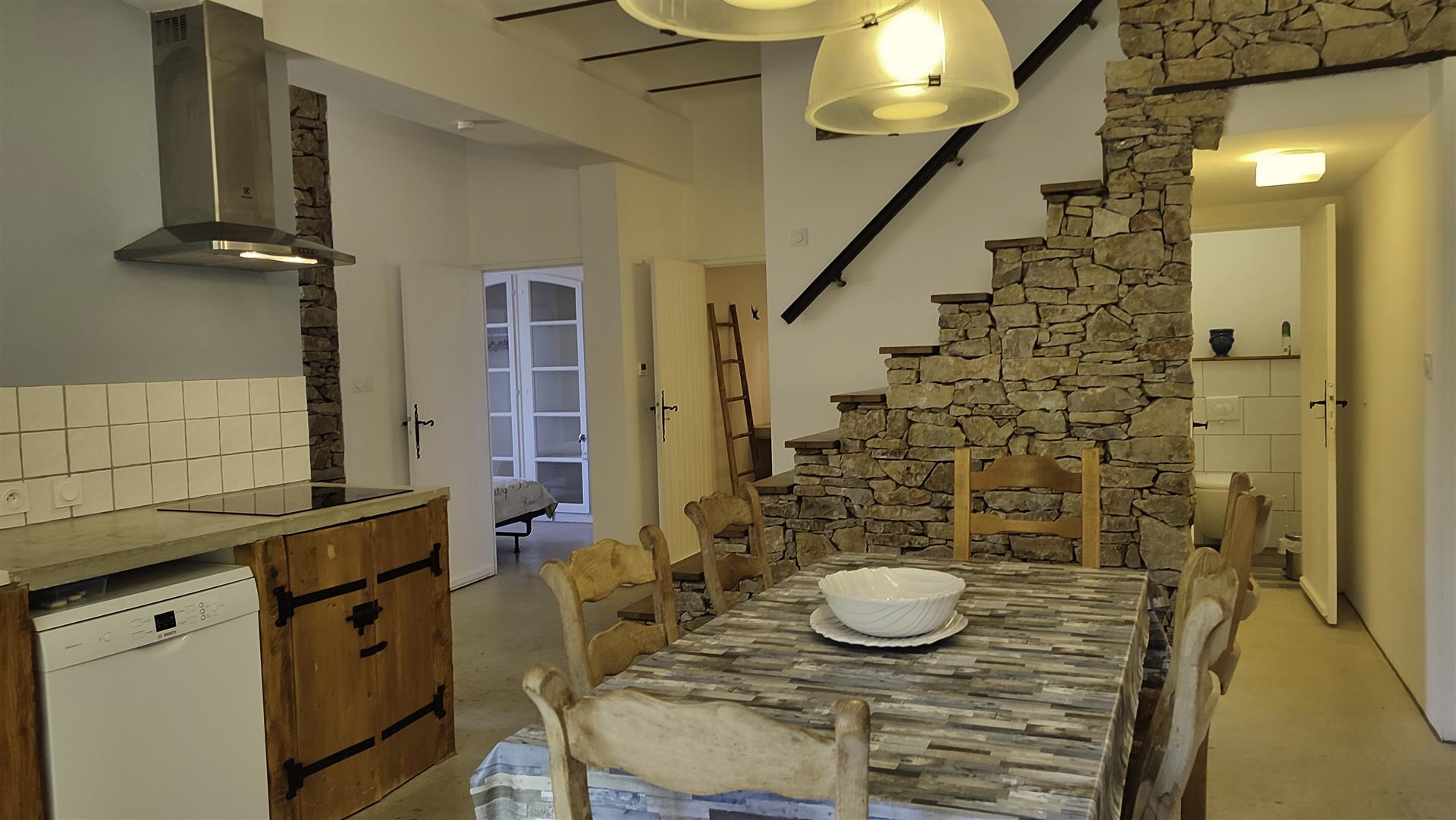 Près de St Ambroix (30) ; maison en pierre bien rénovée - beaucoup de lumière, caractère et espace e