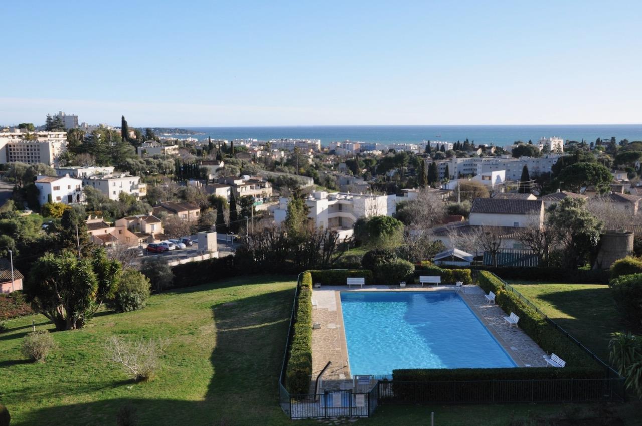 Sea-View 3-bedroom apartment in Antibes