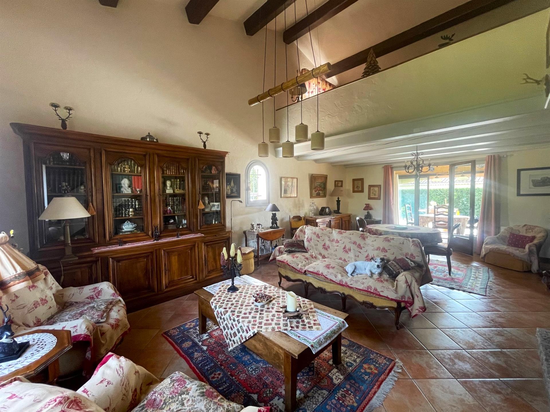 Charmante villa traditionnelle 4 chambres, 168m² utiles, piscine, garage, au calme, à pied du villag