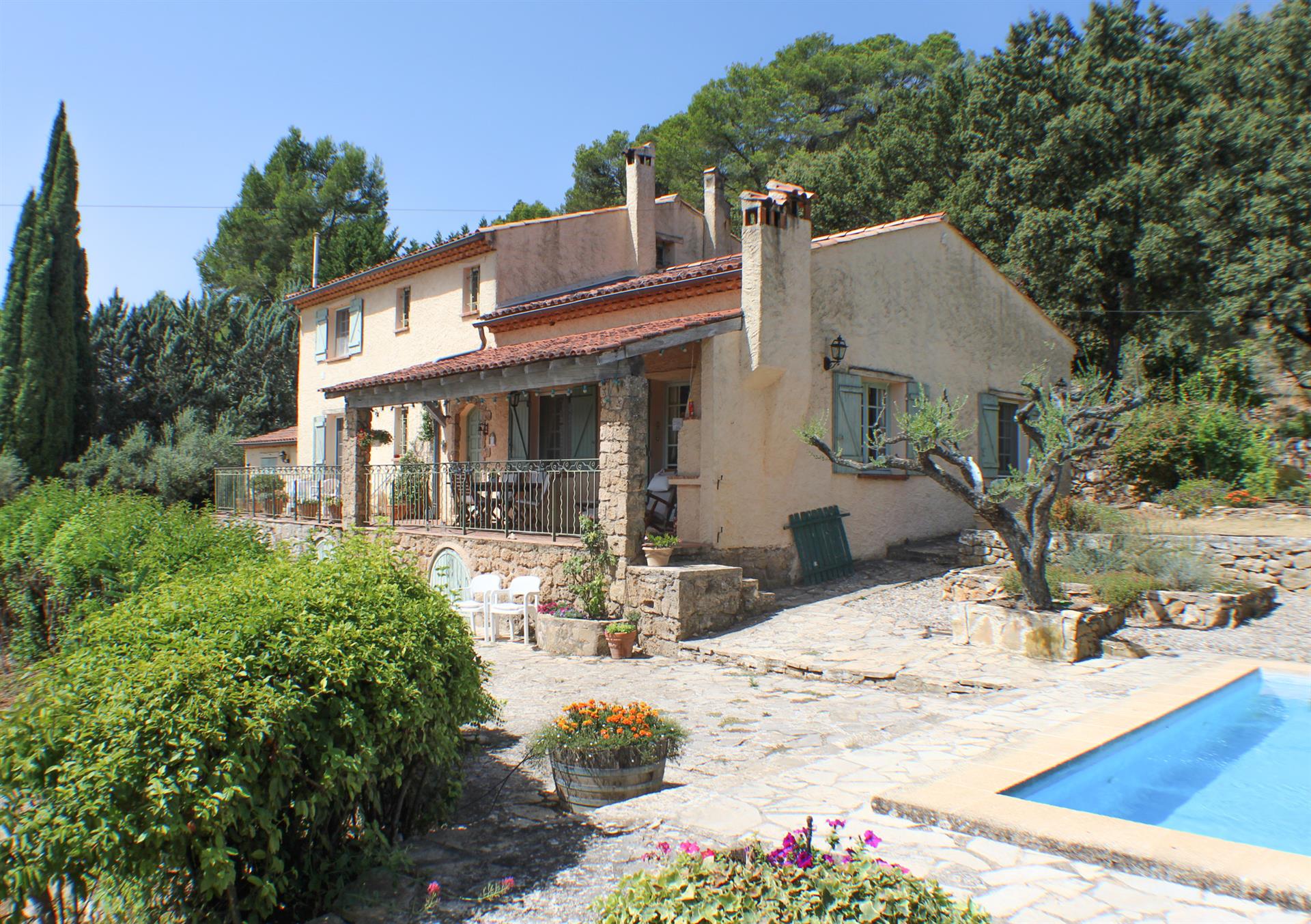 Gorgeous house, Cotignac, Provence in idyllic and quiet location, 6 bedrooms, great views, pool, 1.5