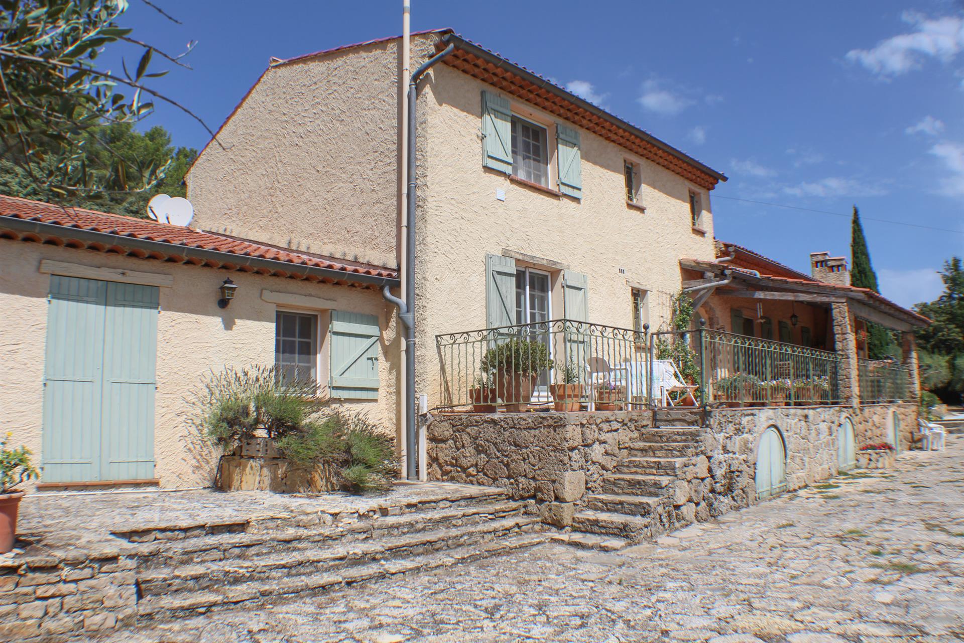 Magnifique propriété Cotignac, Provence, dans un endroit idyllique, 6 chambres, vues, piscine, 1,5 h
