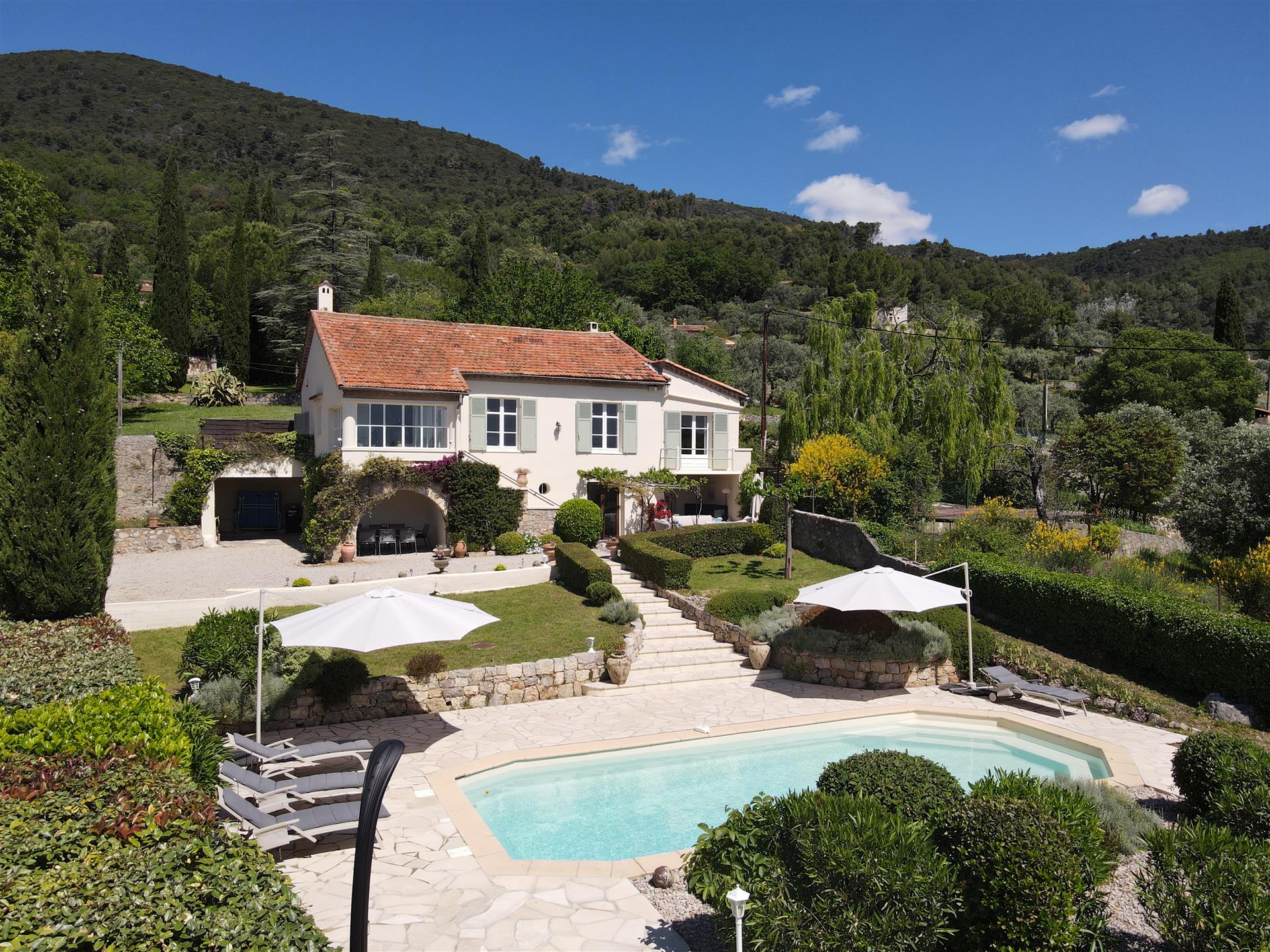 A stunning 4 bedroom villa with pool and panoramic views, within walking distance of Seillans.
