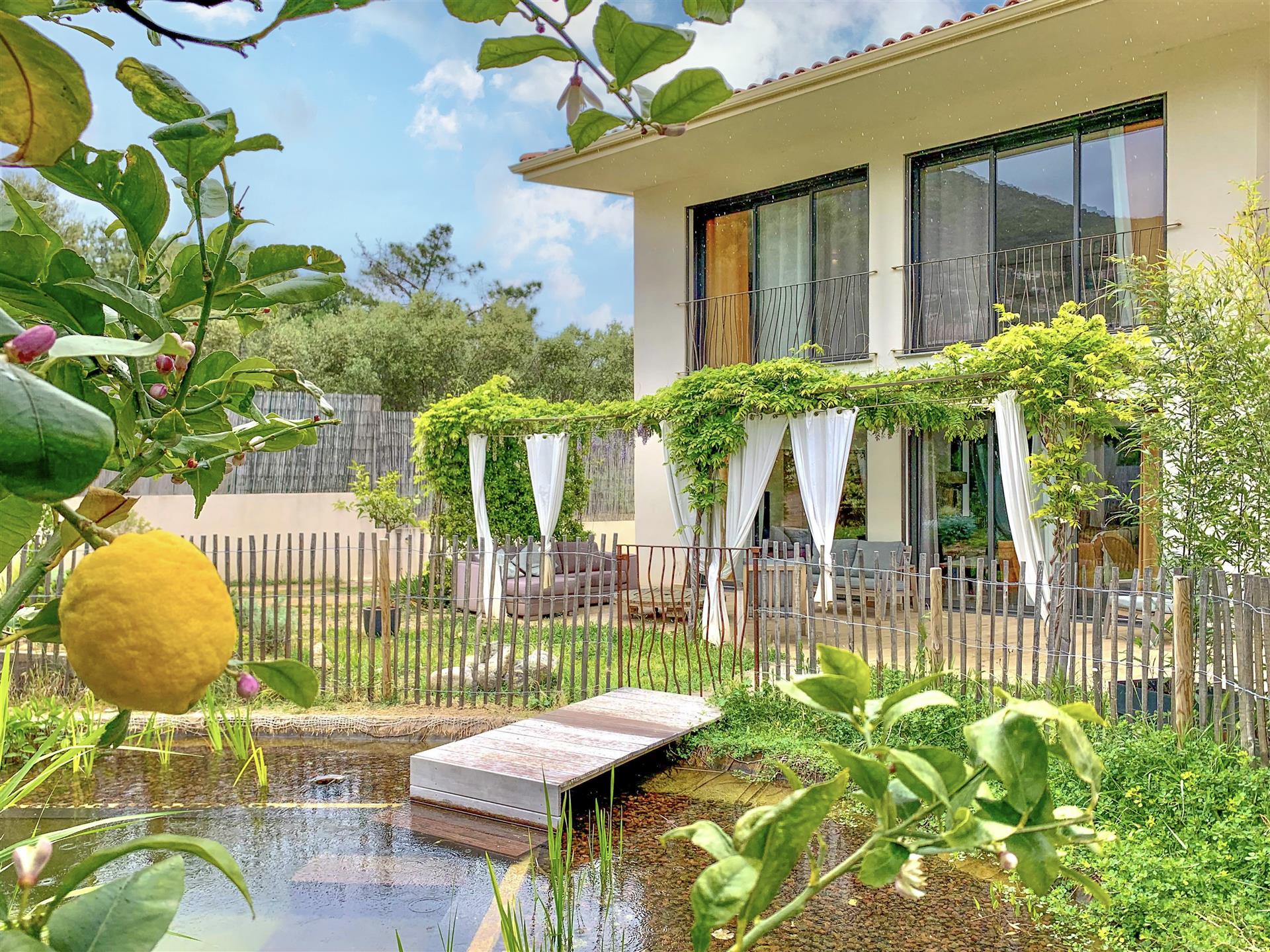 Maison d'architecte bioclimatique avec piscine, vue dégagée sur le village de Monticello - Rare | Ha