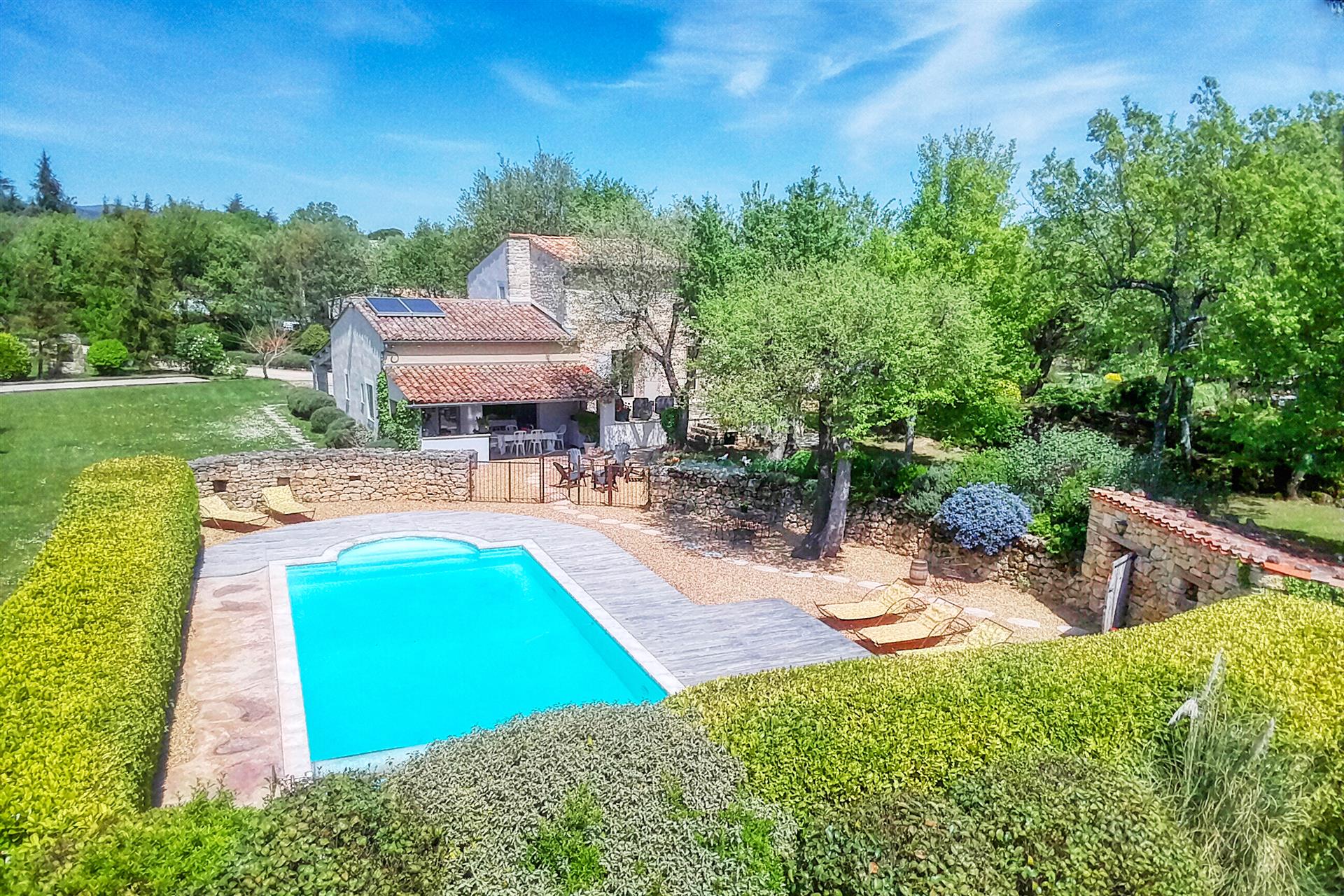 Luberon - Magnificent property with heated pool and a landscaped garden in a peaceful setting.