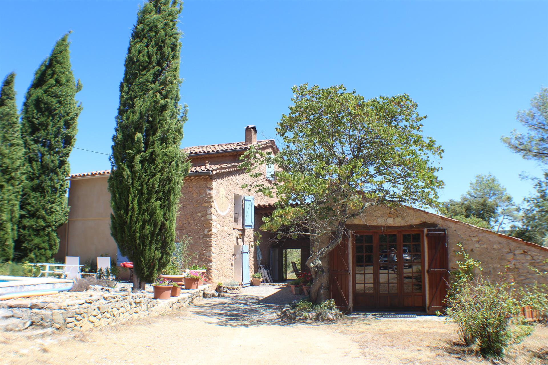 Jolie bergerie en pierre en Provence avec maison d'amis, piscine et 1,84 hectares de terrain.