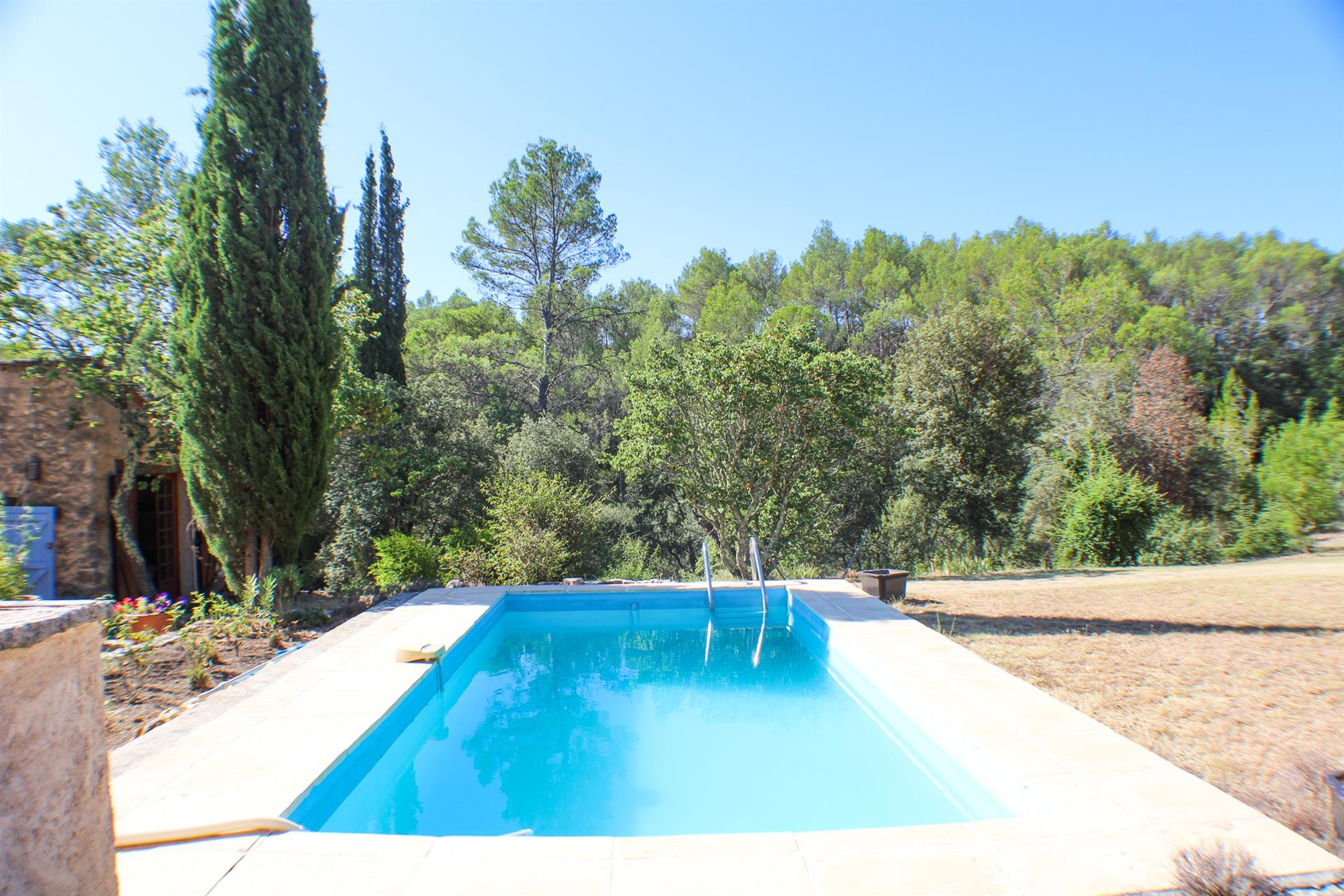 Jolie bergerie en pierre en Provence avec maison d'amis, piscine et 1,84 hectares de terrain.