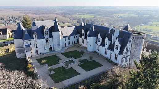 Château restauré du XIe siècle