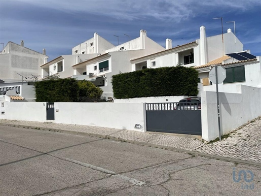 Home / Villa with 3 Rooms in Faro with 193,00 m²