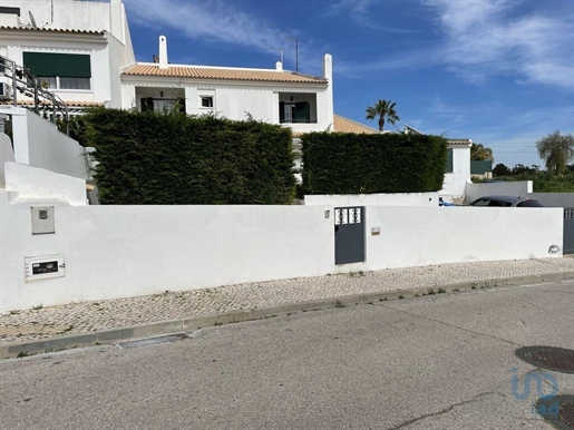 Home / Villa with 3 Rooms in Faro with 193,00 m²