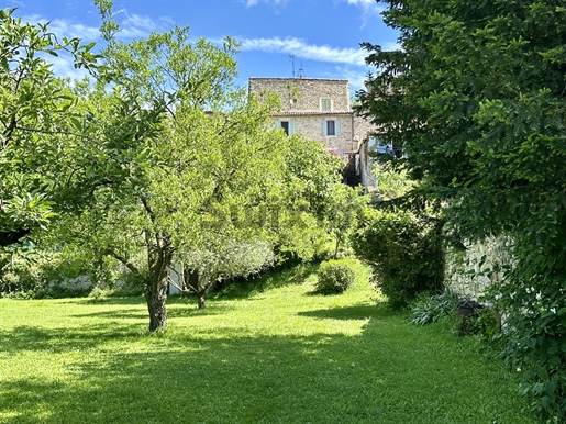 'Exclusivité' A moins de 20 min. D'uzès, belle maison de village avec un magnifique terrain arboré e