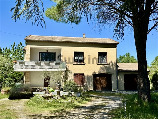 4 km from Uzès, in a village with all amenities, house of 135 m2 on land of 4357 m2