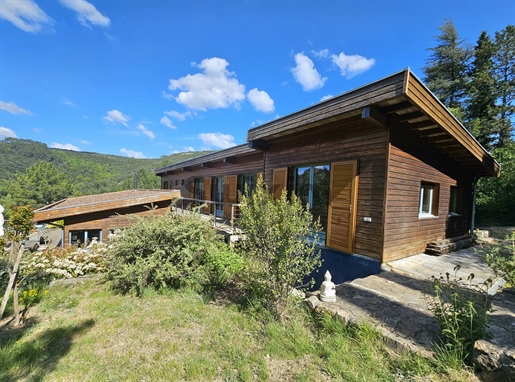 Elegant architect-designed house of 266m2 in the heart of unspoilt nature.