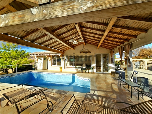 Two lovely villas on a plot of over 2000m2 with swimming pool and pool house