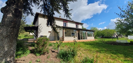 Quality house (1958) of 164 m2 of living space on two levels with garage, garden and open view.