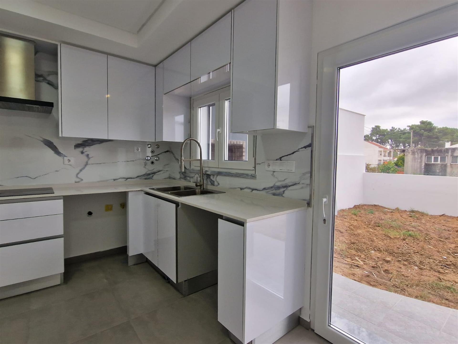 Moradia Triplex T3 com potencial para T4, Perto do essencial!