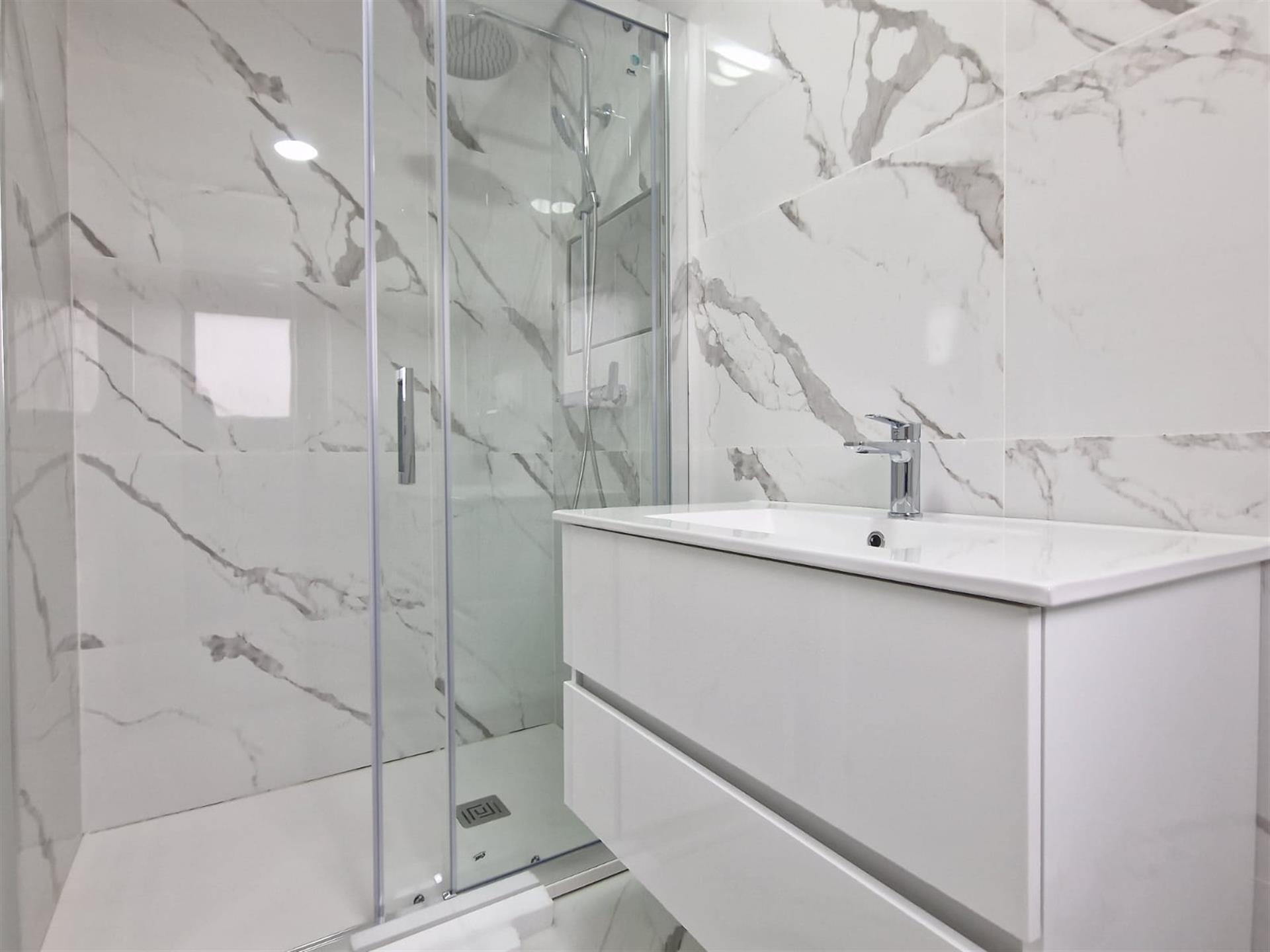 Moradia Triplex T3 com potencial para T4, Perto do essencial!