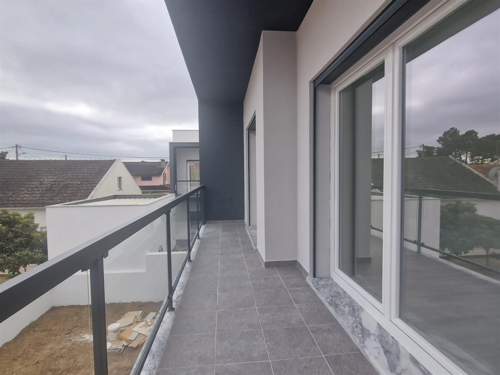 Moradia Triplex T3 com potencial para T4, Perto do essencial!