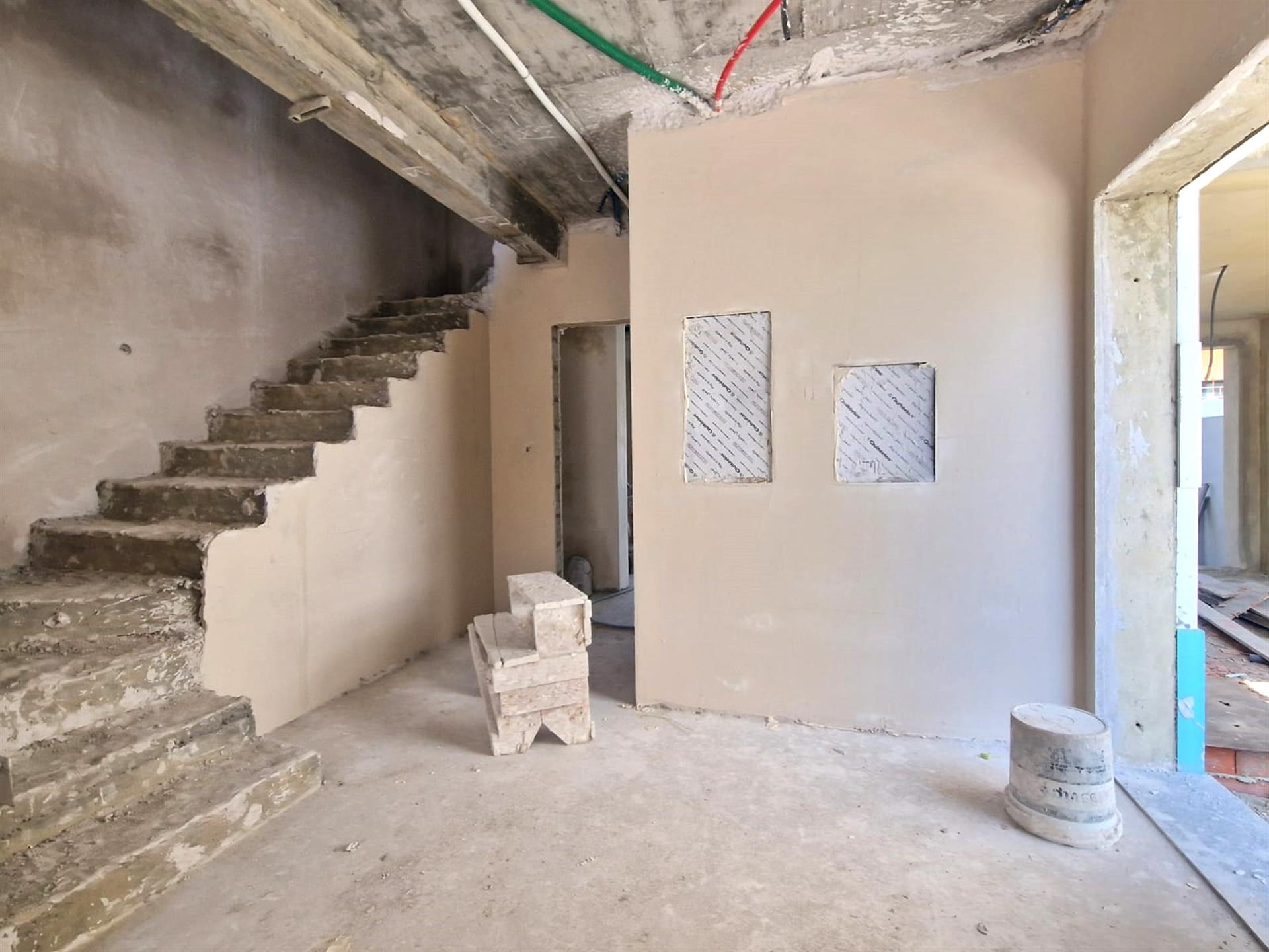 Moradia Triplex T3 com potencial para T4, Perto do essencial!