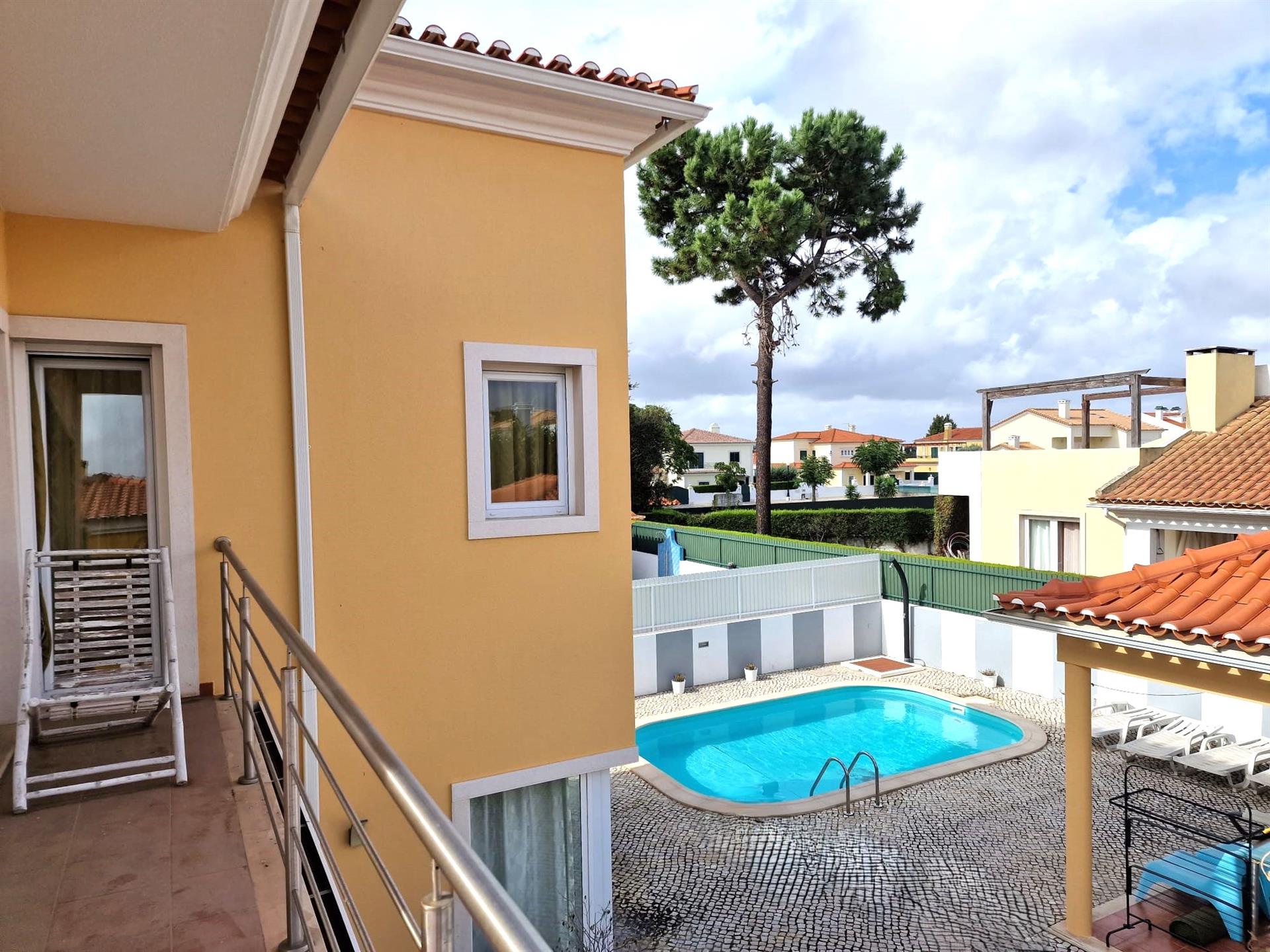 Moradia Isolada, Terraço Amplo e Piscina – Casas de Azeitão 