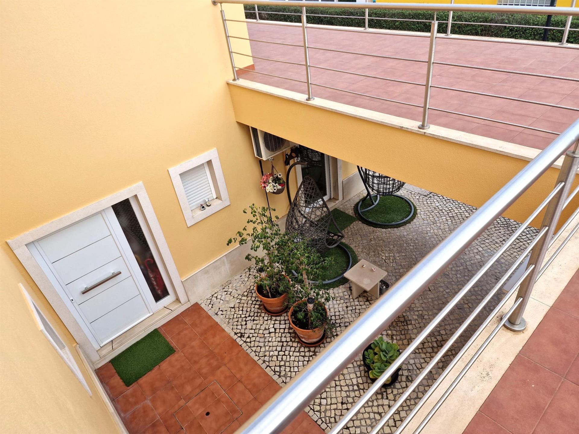 Moradia Isolada, Terraço Amplo e Piscina – Casas de Azeitão 