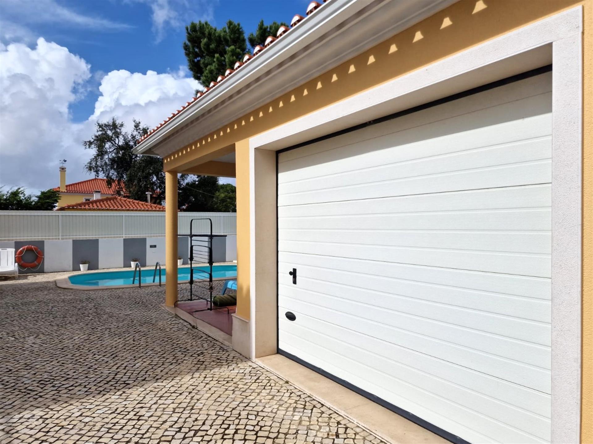 Moradia Isolada, Terraço Amplo e Piscina – Casas de Azeitão 