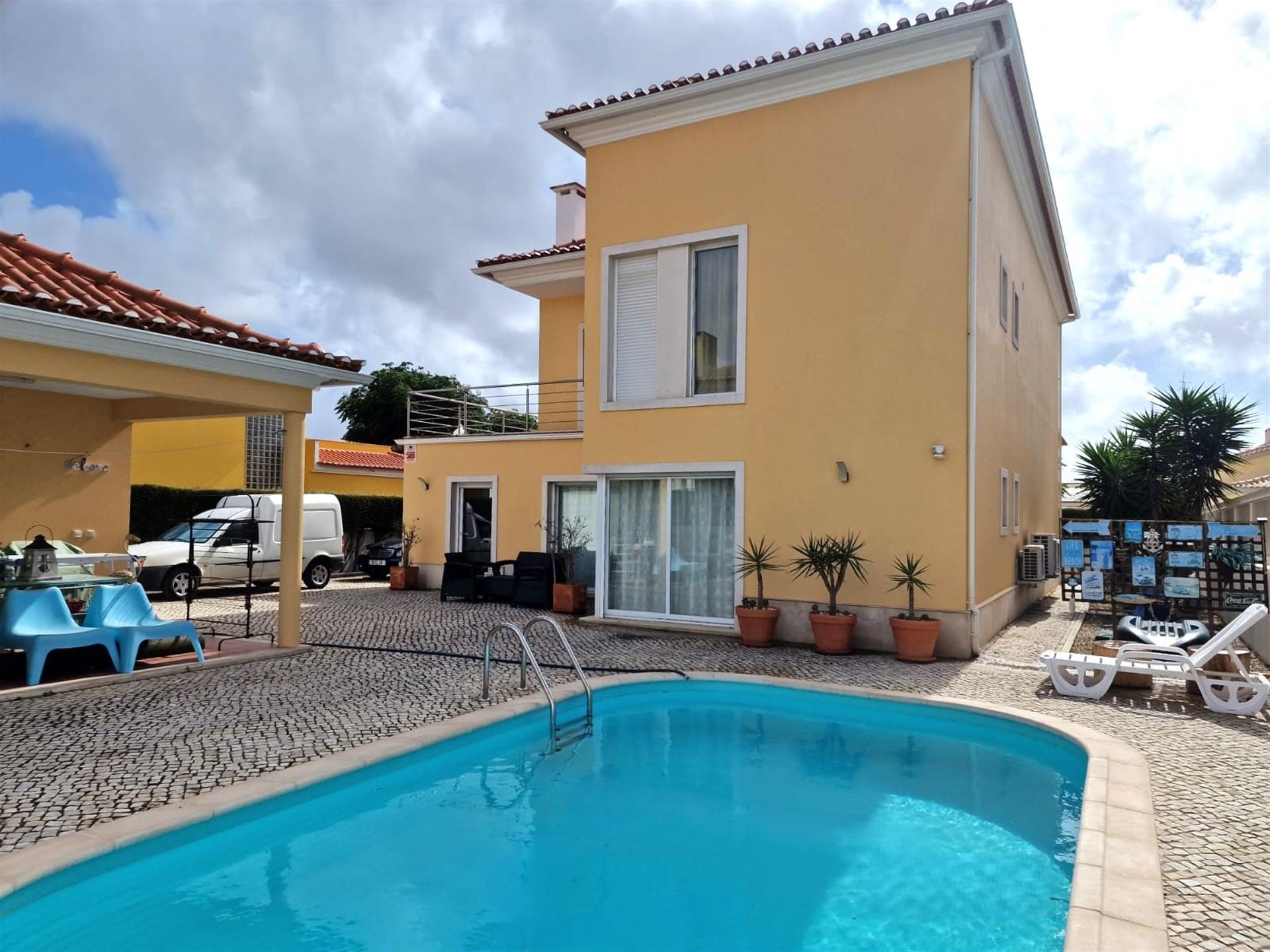 Moradia Isolada, Terraço Amplo e Piscina – Casas de Azeitão 