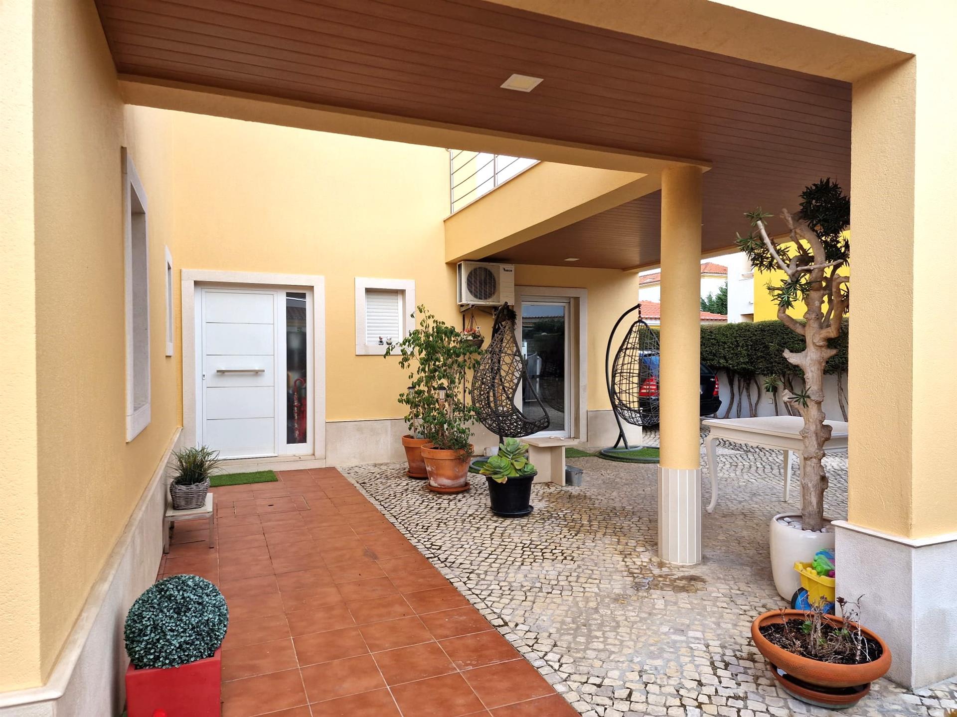 Moradia Isolada, Terraço Amplo e Piscina – Casas de Azeitão 