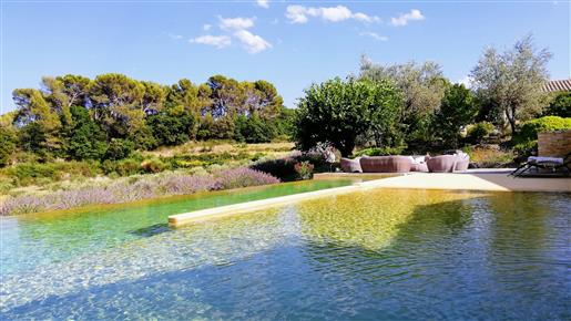 Casa de fazenda com piscina californiana