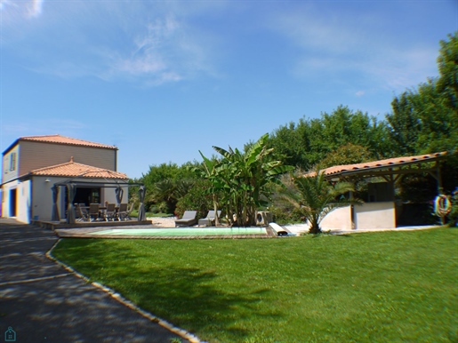 Villa contemporaine , piscine , terrain d'environ 1500 M2