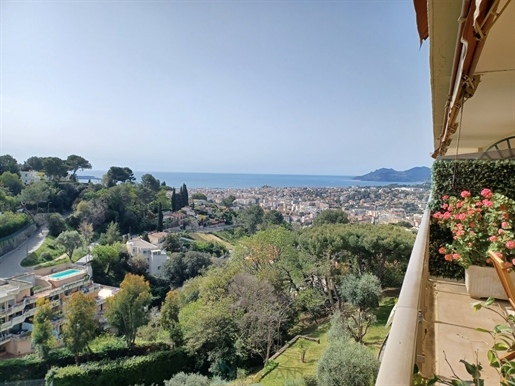 Groot 3-kamer appartement met uitzicht op de baai van Cannes in een bewaakte residentie met zwembad