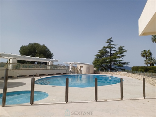 Grand 3 pièces vue sur la baie de Cannes dans une résidence gardée avec piscine et tennis