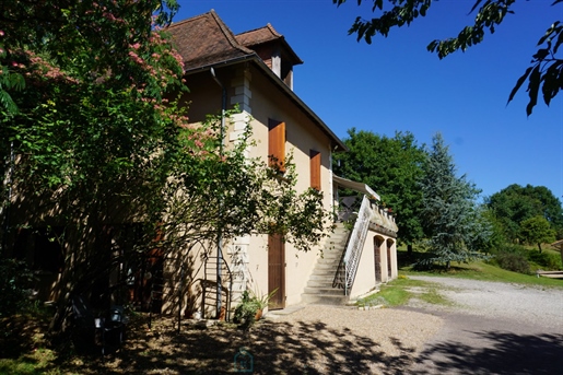 Périgord huis gelegen in een monumentaal dorp.