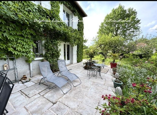 Maison de charme avec jardin clos, garage et logement supplémentaire, près de la Dordogne!