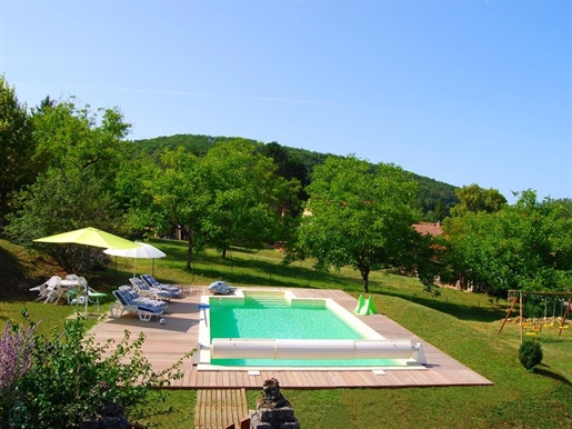 Ensemble 2 maisons de village avec une piscine de 10X5 sur un terrain de 4300 m².