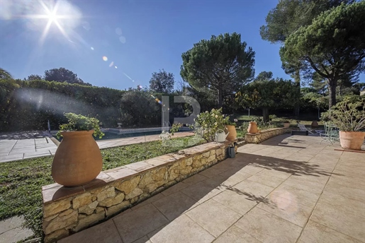 Wunderschöne provenzalische Villa in absoluter Ruhe zum Verkauf in Roquefort-les-Pins