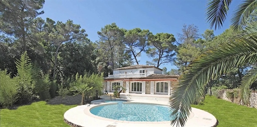 Charming villa for sale in a quiet area with pool and tennis court