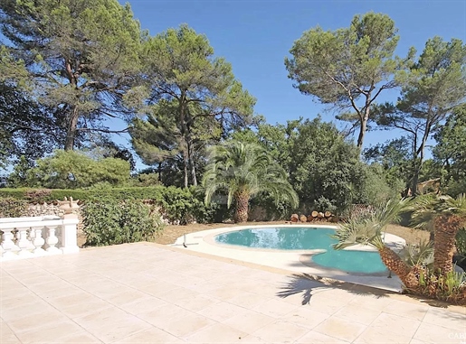 Charming villa for sale in a quiet area with pool and tennis court