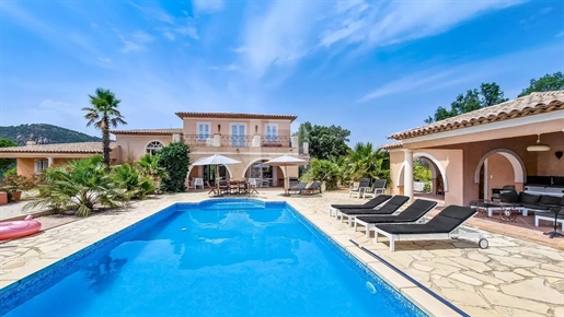 Superbe villa à vendre à Plan de la Tour avec piscine.