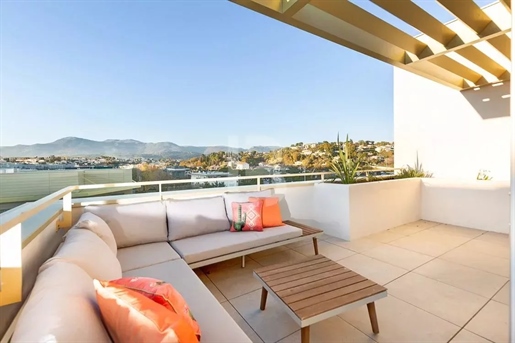 Cagnes-Sur-Mer, 3-bedroom apartment on the last floor with a large terrace.
