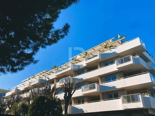 Cagnes-Sur-Mer, 3-bedroom apartment on the last floor with a large terrace.
