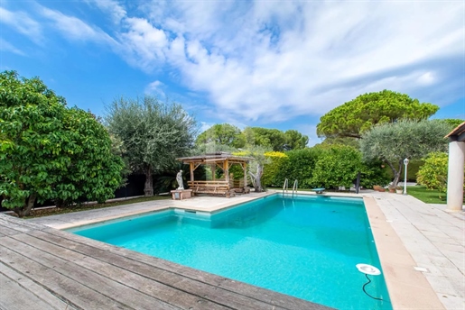 Villa à vendre avec piscine à Villefranche-Sur-Mer dans un domaine prisé