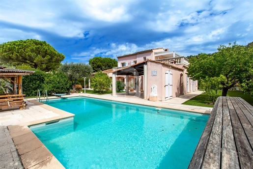 Villa à vendre avec piscine à Villefranche-Sur-Mer dans un domaine prisé