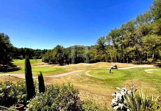 In vendita a Mougins, villa di charme in una tenuta sicura con vista sul campo da golf