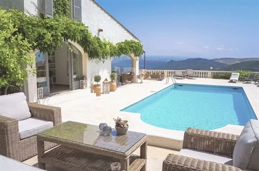 Luxurious villa for sale in Valbonne with breathtaking views of the sea and mountains.